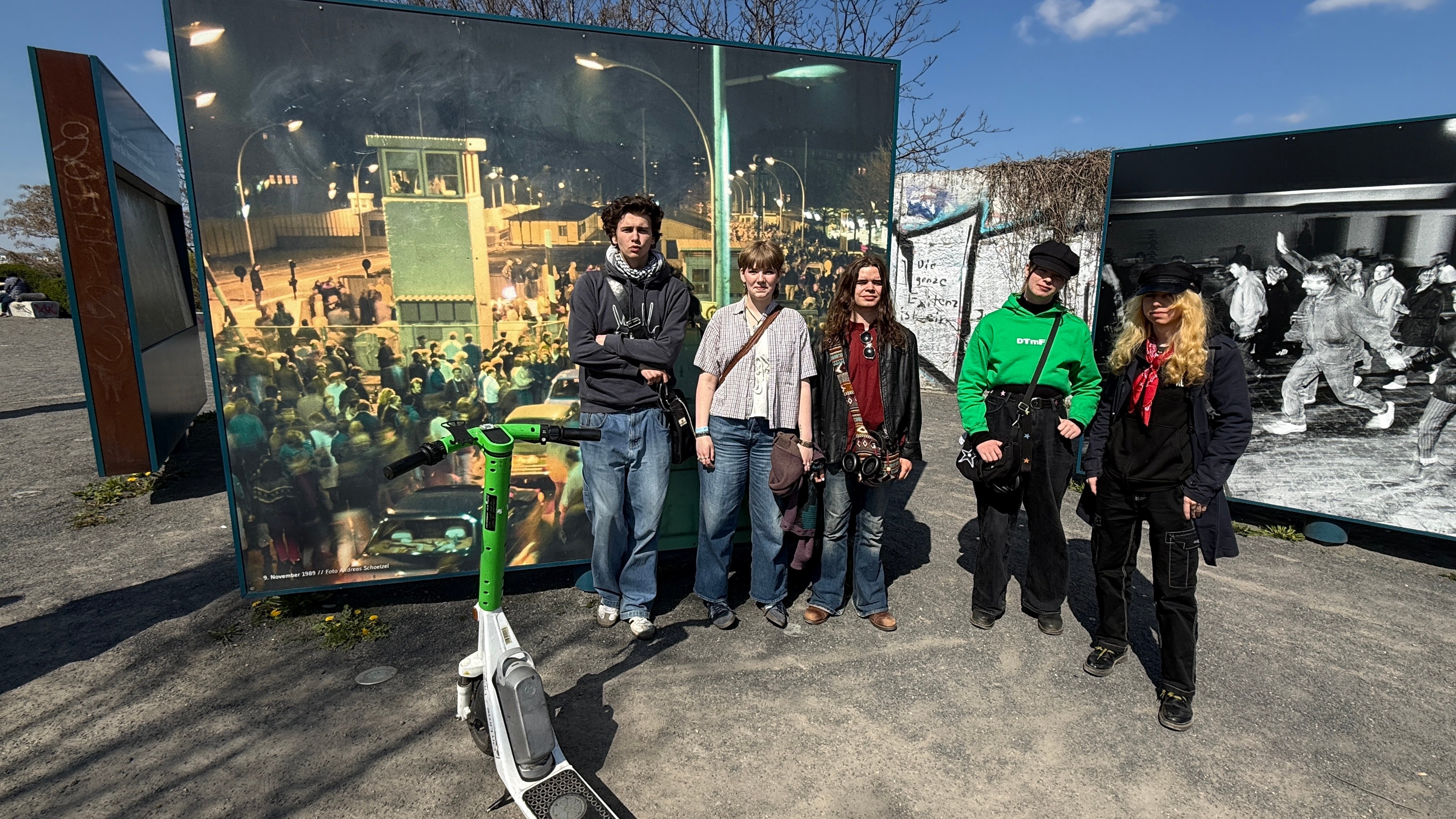 Elever ved Böse Brücke, stedet der muren falt.